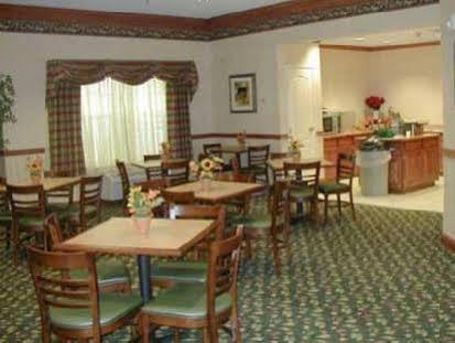Country & By Radisson Near Outlet Mall 3*