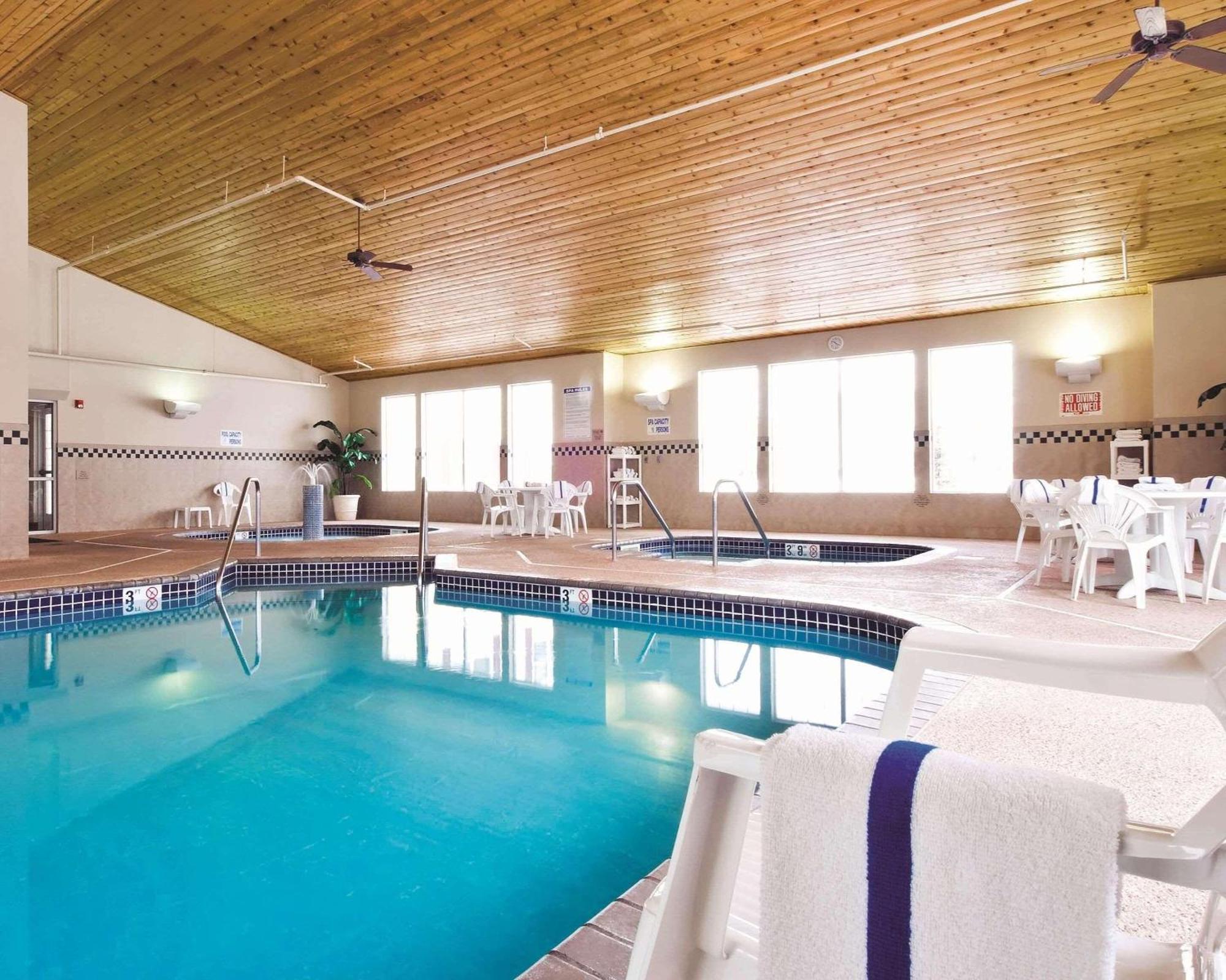 Hotel Country & By Radisson Near Outlet Mall