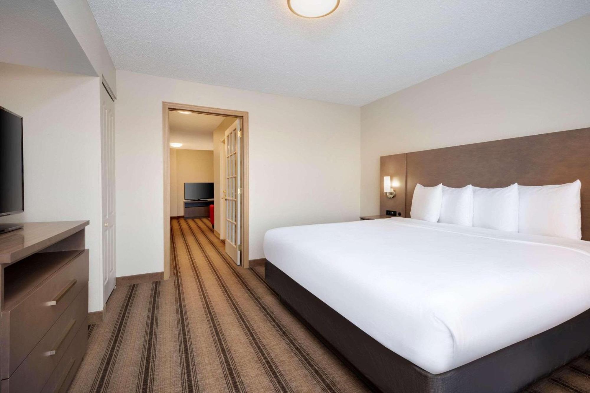 Hotel Country & By Radisson Near Outlet Mall