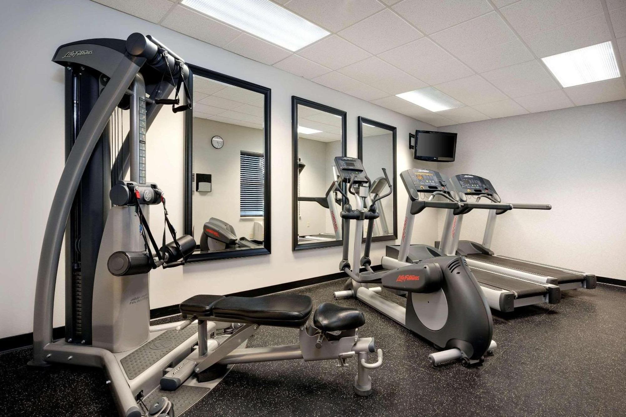 Hotel Country & By Radisson Near Outlet Mall 3*