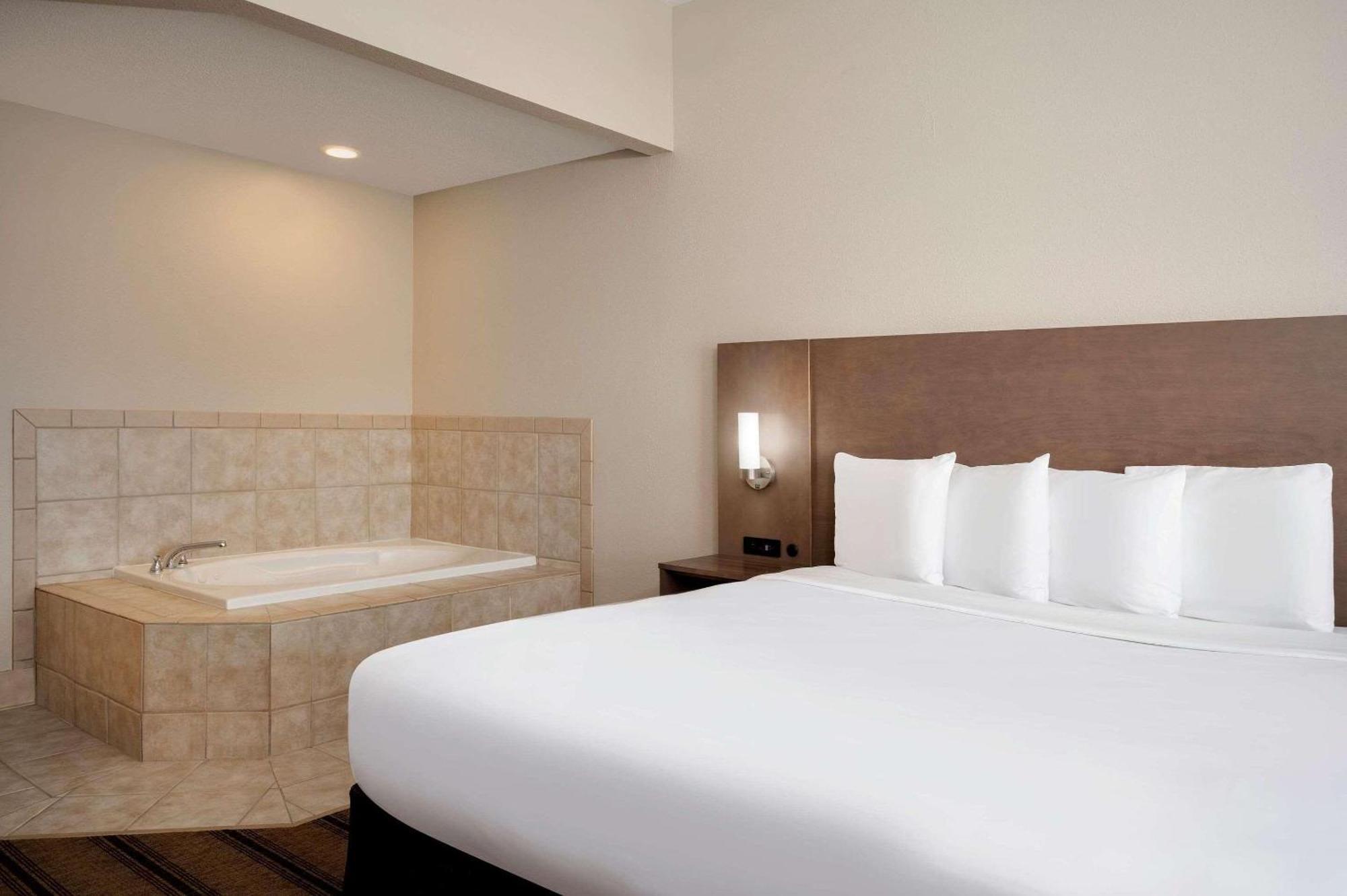 Hotel Country & By Radisson Near Outlet Mall Albertville