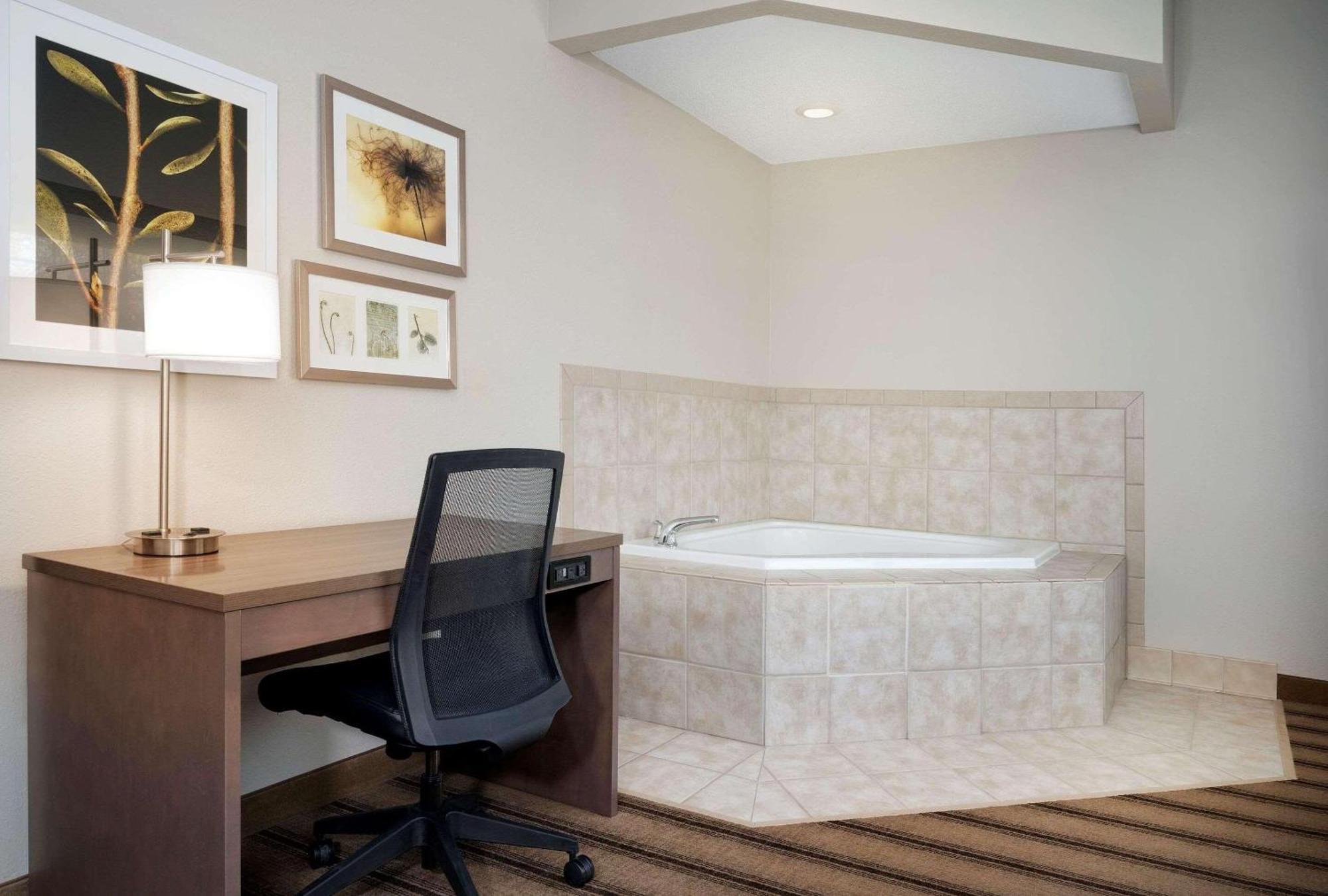 Country & By Radisson Near Outlet Mall Albertville