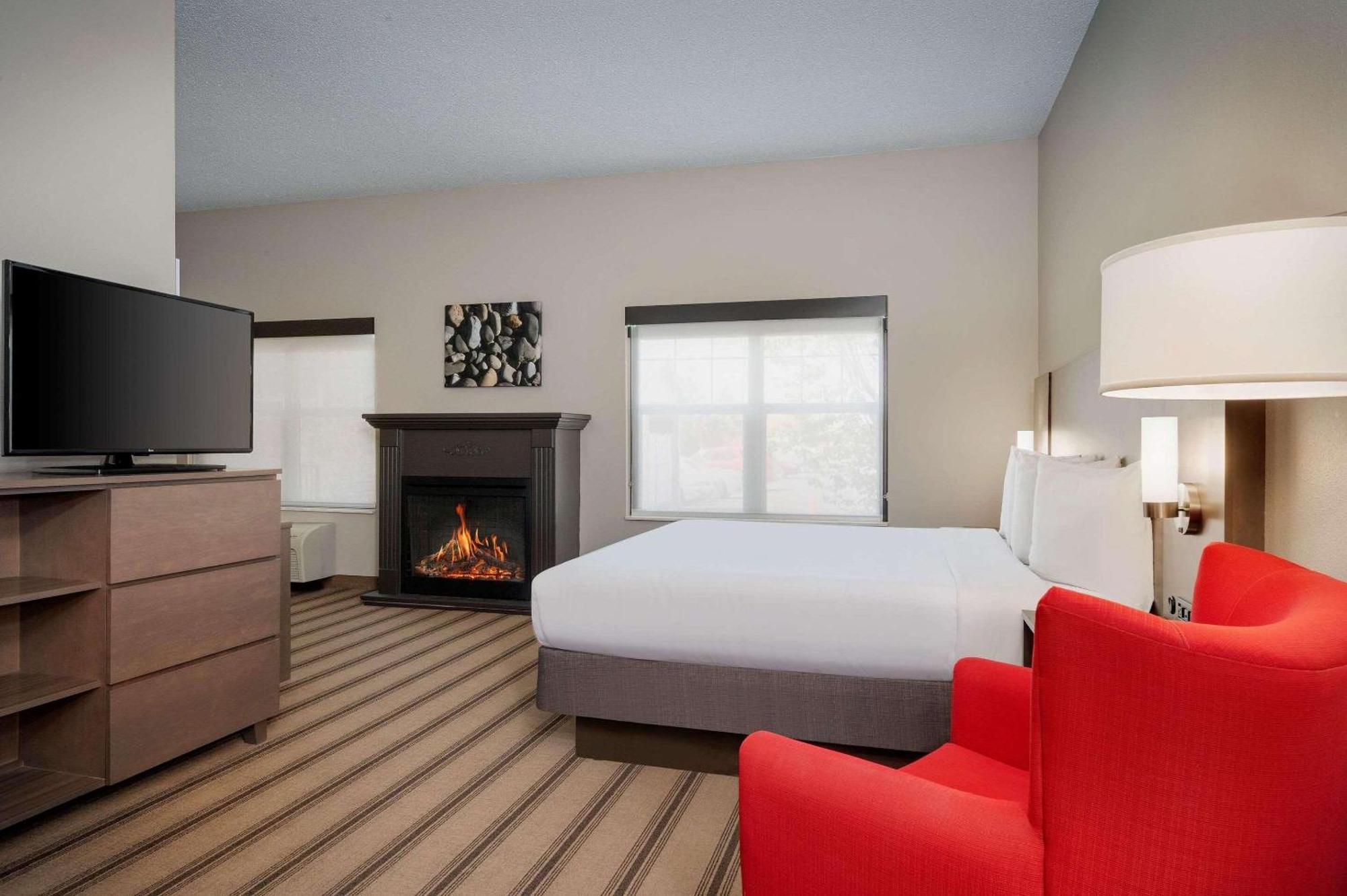 Hotel Country & By Radisson Near Outlet Mall