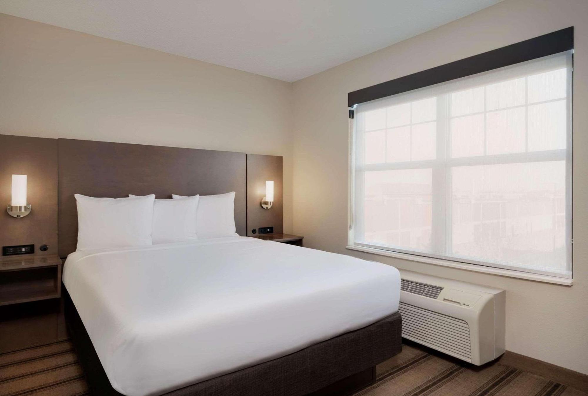 Country & By Radisson Near Outlet Mall Hotel 3*